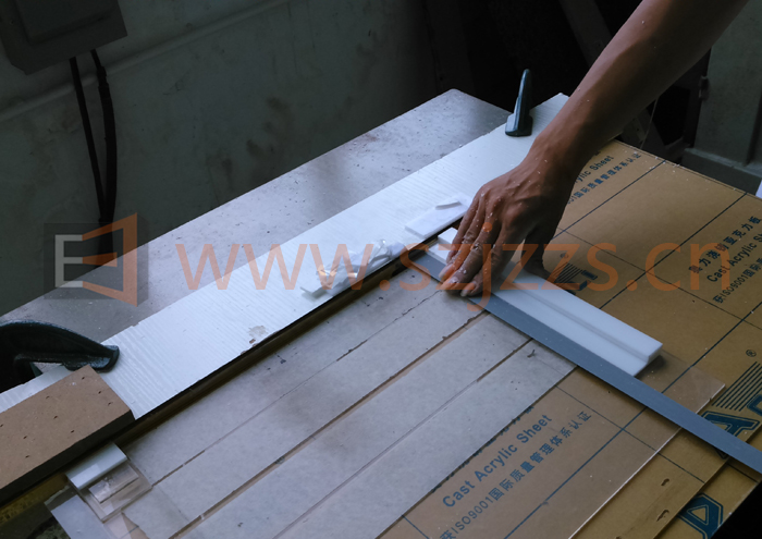 化妝品展示架配件切割拋光