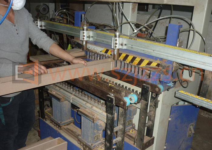 書架組件生產中