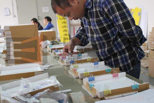 亞克力展示架粘接中 亞克力展示架粘接中