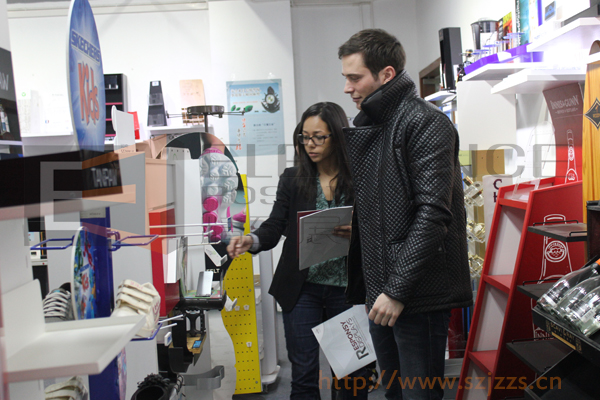 客戶在參觀我們樣品間 客戶在參觀我們樣品間