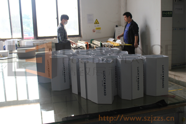 亞克力眼鏡展示架生產中 亞克力眼鏡展示架生產中