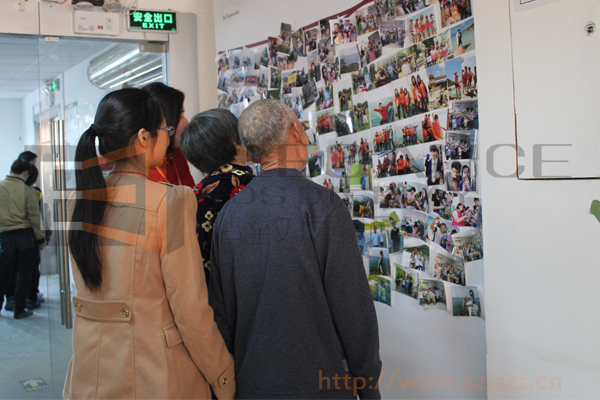 Eileen的家人在看我們的照片墻 Eileen的家人在看我們的照片墻