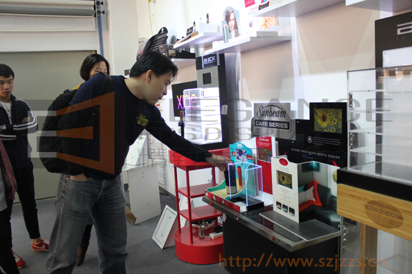 關于酒類展示架項目的新加坡客戶來訪 關于酒類展示架項目的新加坡客戶來訪