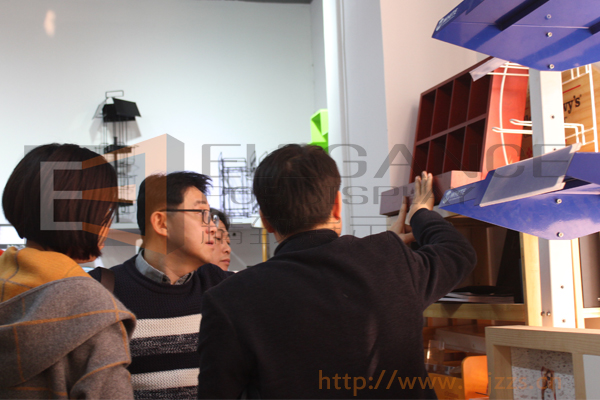 客人在查看我們一款木制茶葉展示架 客人在查看我們一款木制茶葉展示架