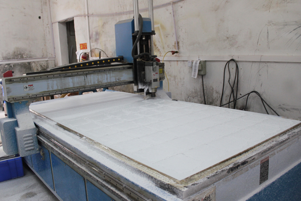 PVC牙刷展示架開料切割中 PVC牙刷展示架開料切割中