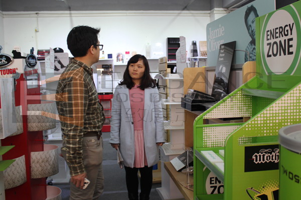 PVC牙刷展示架的客人在參觀我們樣品間 PVC牙刷展示架的客人在參觀我們樣品間