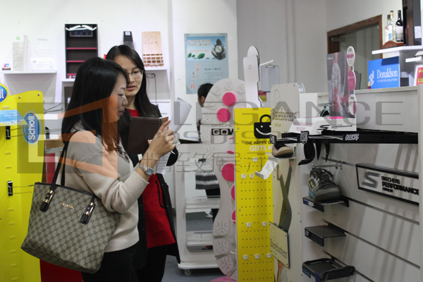 業務員向客戶介紹我們的設計圖紙 業務員向客戶介紹我們的設計圖紙