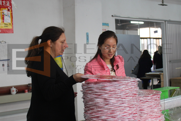 客人在參觀我們生產(chǎn)車間 客人在參觀我們生產(chǎn)車間