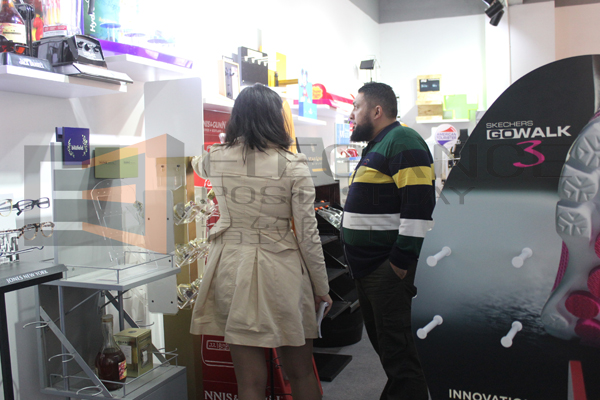 埃及客人在參觀我們的展示架樣品間