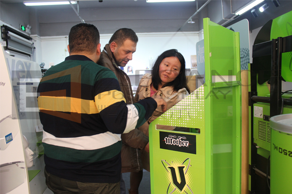 業(yè)務(wù)員正在給客戶(hù)講解展示架